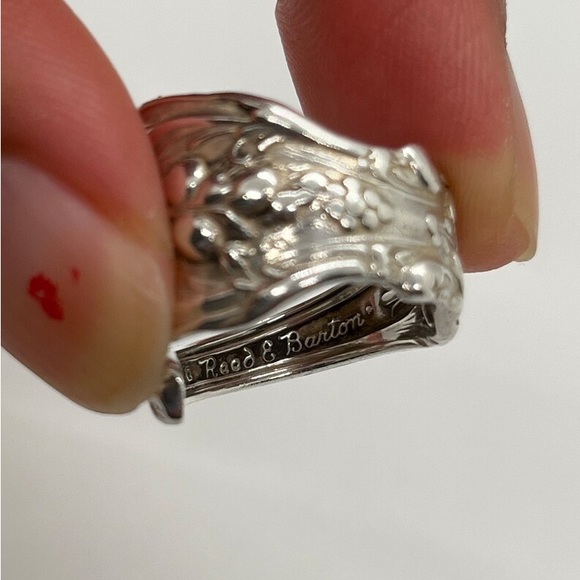 A Beautifull Fluer-de-Lis 925 Marked Reed & Barton Signed Wrap around Ring - Picture 3 of 6